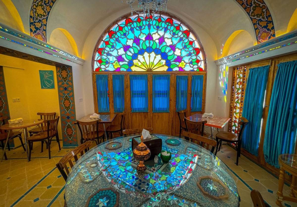 عمارت عزیزالسلطنه، اقامت نفری با صبحانه (کاشان)
