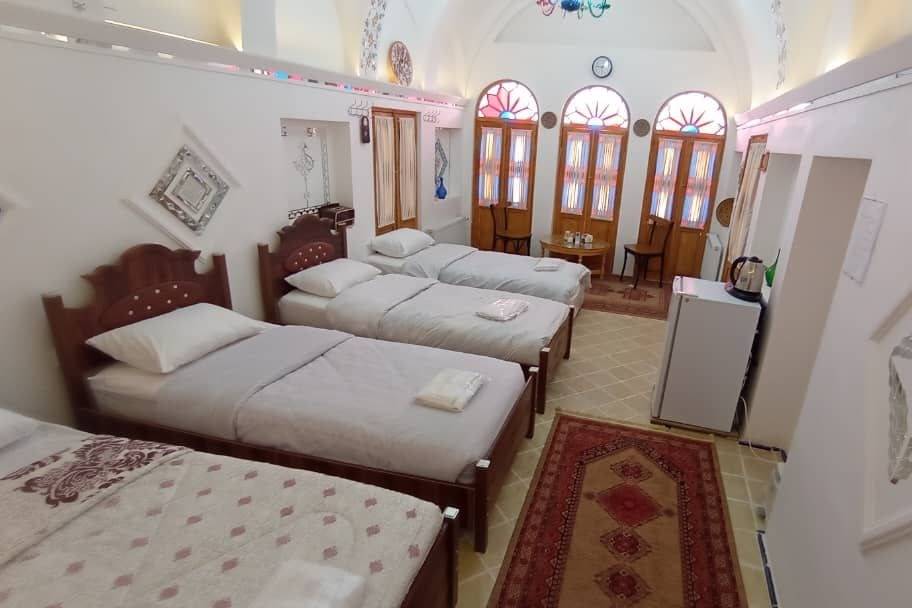 عمارت عزیزالسلطنه، اقامت نفری با صبحانه (کاشان)