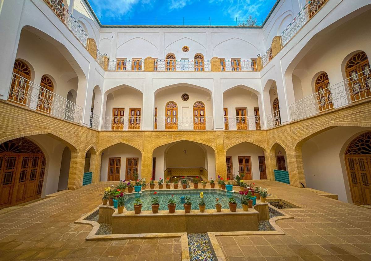عمارت عزیزالسلطنه، اقامت نفری با صبحانه (کاشان)