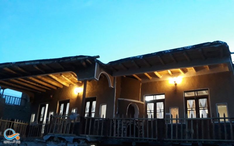 بوم گردی آرامش، سوئیت گل محمدی، طبقه بالا، دارای بالکن (برزک کاشان)