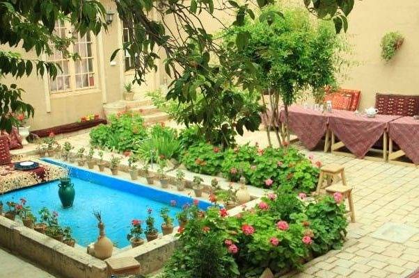 اقامتگاه بومگردی سرای آبی‌بی، اتاق آمحمود (نی ریز)