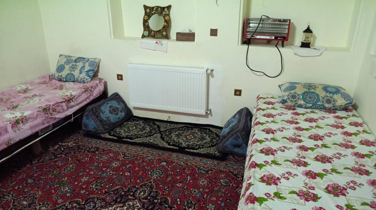 اقامتگاه بومگردی سرای آبی‌بی، اتاق آمحمود (نی ریز)