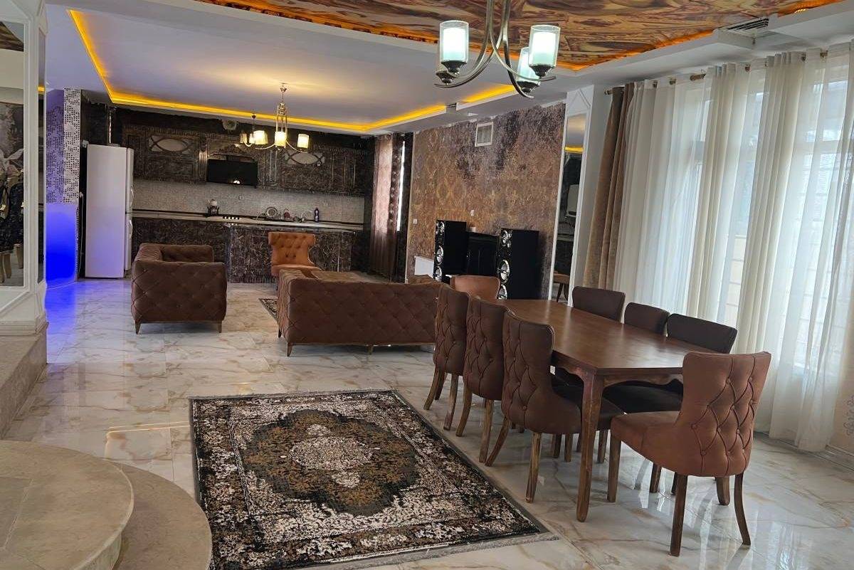 عمارت استخردار لی لی رز (چهارباغ)